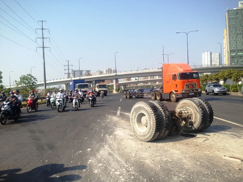 Xe 'hổ vồ' 15 tấn gãy trục lật nhào trên xa lộ ảnh 2 Xe 'hổ vồ' 15 tấn gãy trục lật nhào trên xa lộ ảnh 2